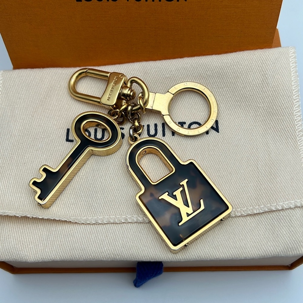 LOUIS VUITTON Porte Cles Confidence Bag Charm Key Ring Gold Metallic M65088 - Picture 4 of 17